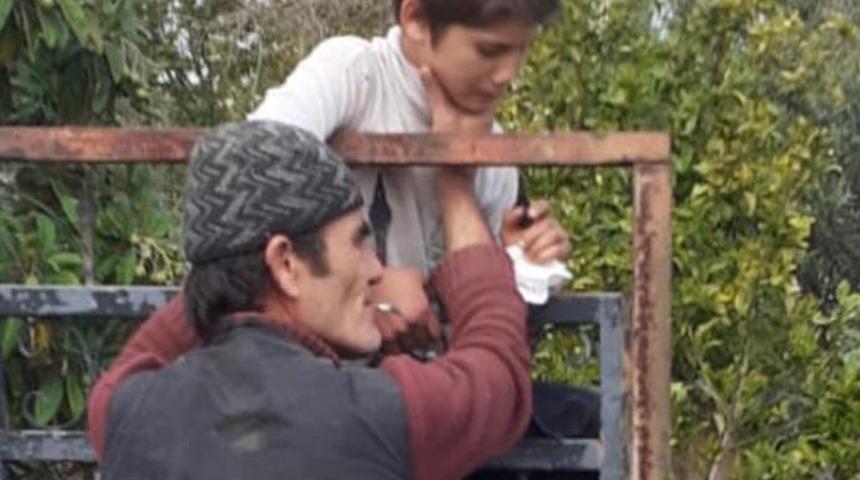 Oyun için çıktığı korkuluktan inerken eline demir ok saplandı