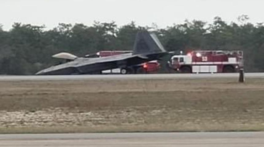 ABD&rsquo;de F22 savaş u&ccedil;ağı burun &uuml;st&uuml; acil iniş yaptı