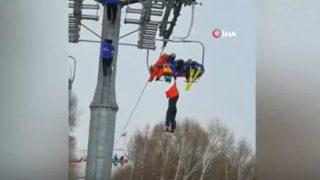 Telesiyejde asılı kalan adam metrelerce yüksekten yere düştü