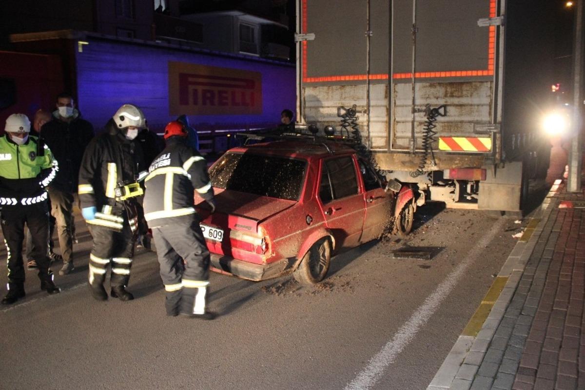 Kamyonun altına giren otomobildeki s&uuml;r&uuml;c&uuml; yaralandı