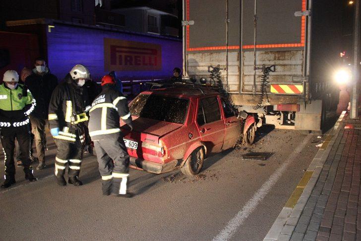 Kamyonun altına giren otomobildeki sürücü yaralandı G1