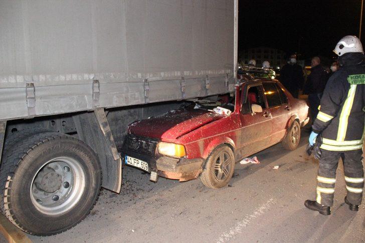 Kamyonun altına giren otomobildeki sürücü yaralandı G2
