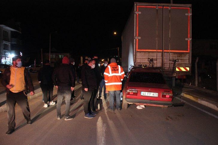 Kamyonun altına giren otomobildeki sürücü yaralandı G3