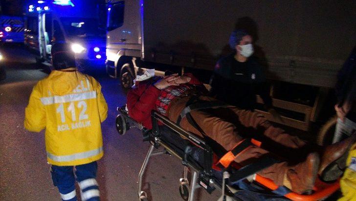 Kamyonun altına giren otomobildeki sürücü yaralandı G4