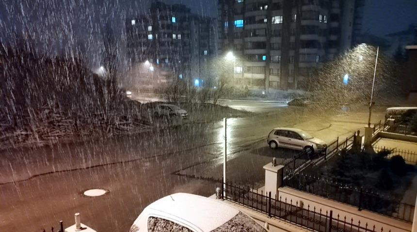 Ankara'da 3'&uuml;nc&uuml; cemrenin ardından yağan kar şaşkınlık yarattı