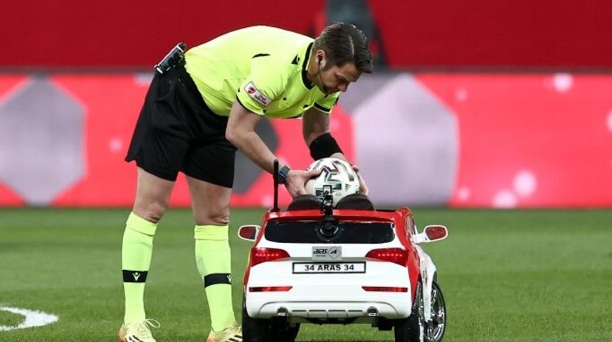 Beşiktaş-Başakşehir maçının topu özel araçla geldi