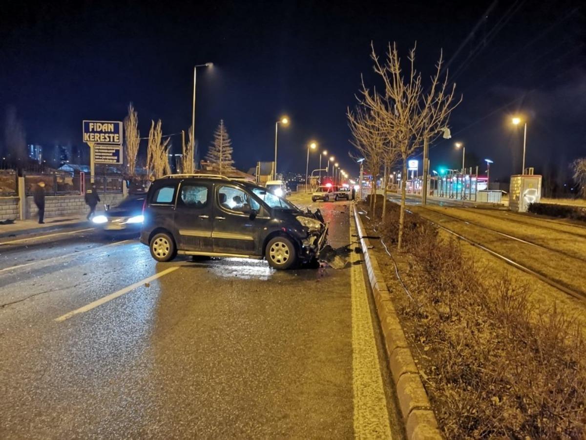 Hafif ticari ara&ccedil;lar &ccedil;arpıştı, tramvay durağı zarar g&ouml;rd&uuml;