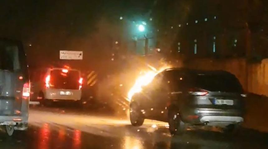 İstanbul trafiğini kilitleyen olay! Otomobil seyir halinde alev topuna döndü