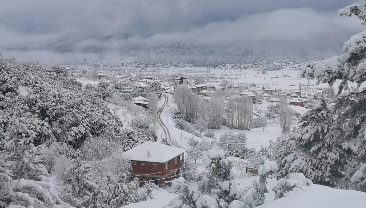 Denizli&rsquo;de kar kalınlığı 15 santimetreye y&uuml;kseldi