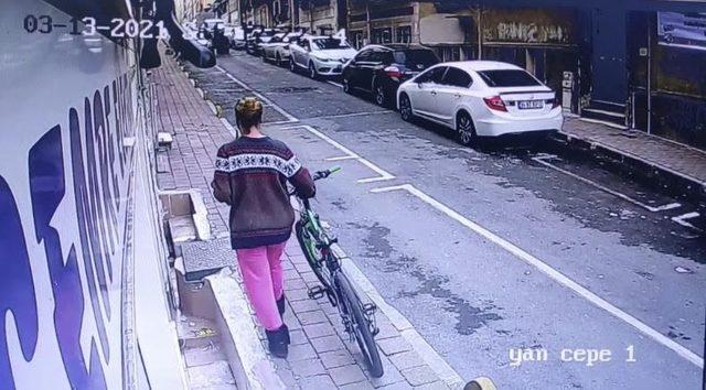 (Özel) Fatih’teki bisiklet hırsızlığı kamerada
