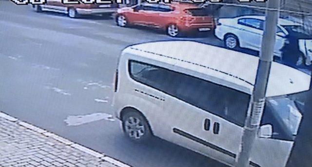 (&Ouml;zel) Avcılar&rsquo;da feci kaza, araba &ccedil;arpan kadının havaya savrulması kamerada 1