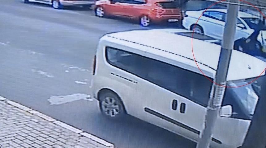 (&Ouml;zel) Avcılar&rsquo;da feci kaza, araba &ccedil;arpan kadının havaya savrulması kamerada