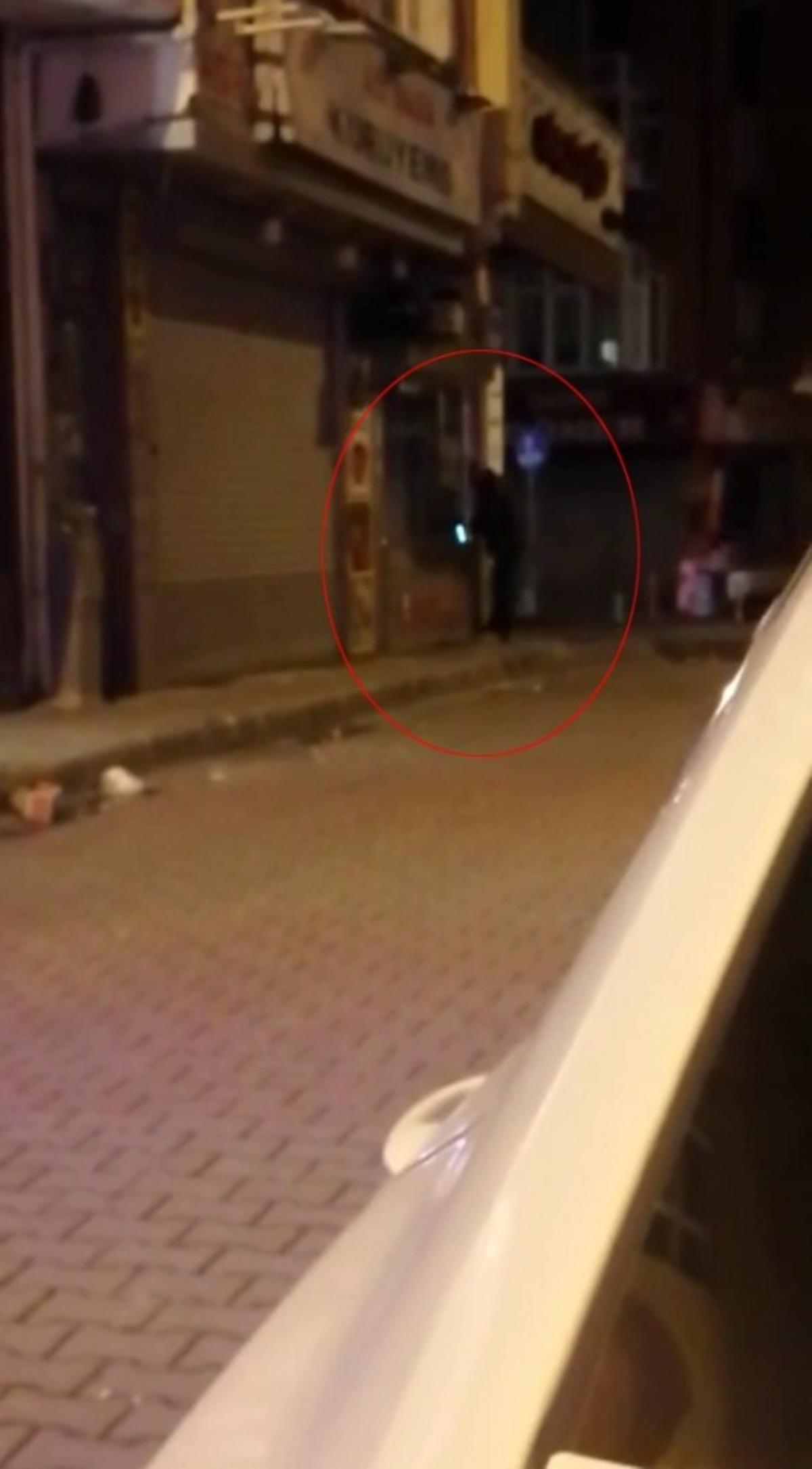 (&Ouml;zel) İstanbul&rsquo;da restorana girmeye &ccedil;alışan hırsızın su&ccedil;&uuml;st&uuml; yakalandığı anlar kamerada