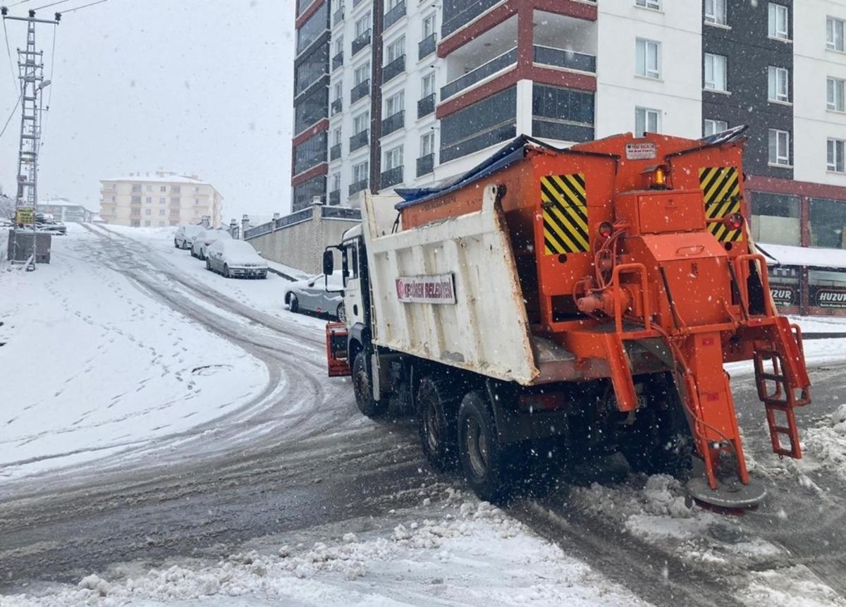 Ke&ccedil;i&ouml;ren&rsquo;in y&uuml;ksek noktalarında yoğun kar mesaisi