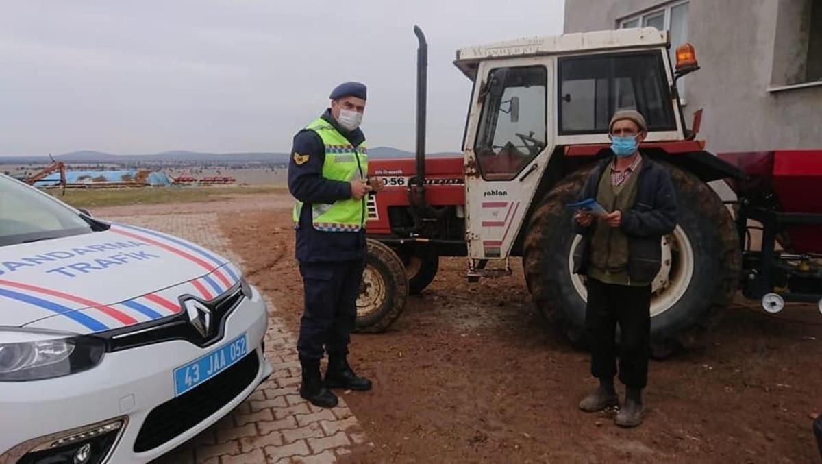 Jandarma k&ouml;ylerde trakt&ouml;r s&uuml;r&uuml;c&uuml;lerini bilgilendirdi