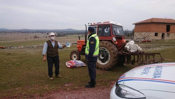 Jandarma köylerde traktör sürücülerini bilgilendirdi G3