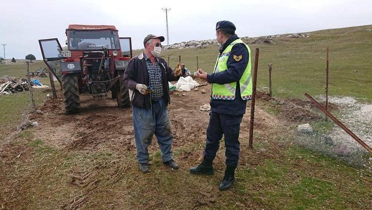 Jandarma köylerde traktör sürücülerini bilgilendirdi G4