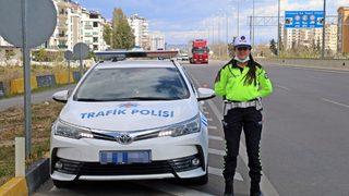 Türkiye'de tek! Kadın radar polisi hıza geçit vermiyor