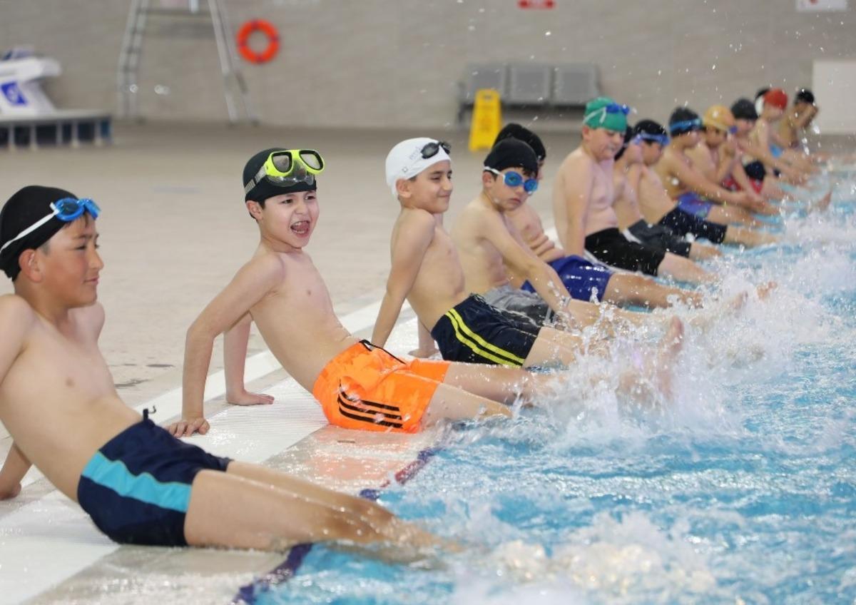 Minik &ouml;ğrenciler y&uuml;zme &ouml;ğreniyor