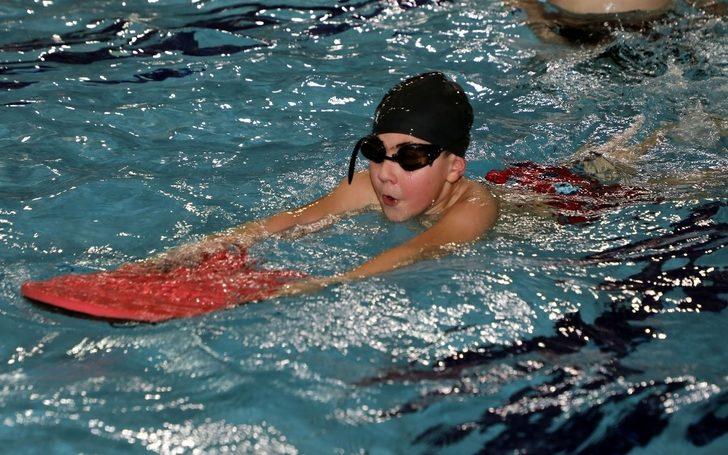 Minik öğrenciler yüzme öğreniyor G2