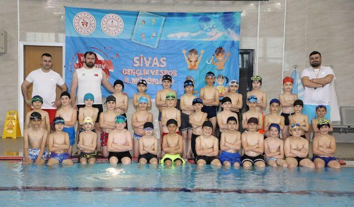 Minik öğrenciler yüzme öğreniyor G3