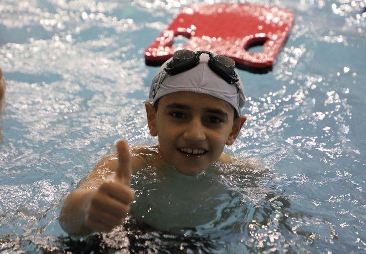 Minik öğrenciler yüzme öğreniyor G4