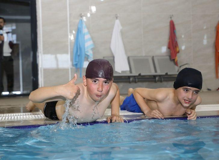 Minik öğrenciler yüzme öğreniyor G5