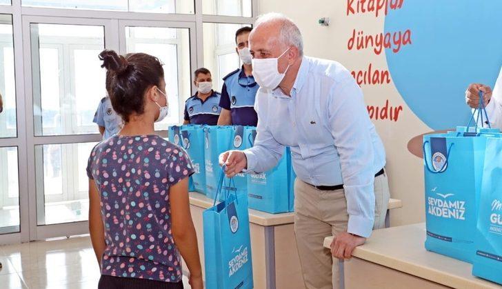 Akdeniz Belediyesi, 4 bin 500 öğrenciye ‘LGS Hazırlık Devam Seti’ dağıttı G1