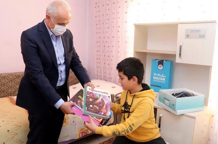 Akdeniz Belediyesi, 4 bin 500 öğrenciye ‘LGS Hazırlık Devam Seti’ dağıttı G2