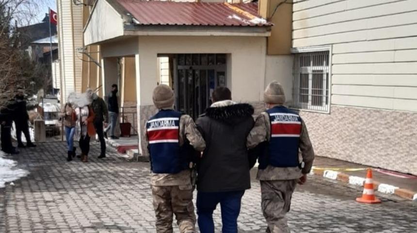 Yurtdışına ka&ccedil;maya &ccedil;alışan firari yol kontrol&uuml;nde yakayı ele verdi