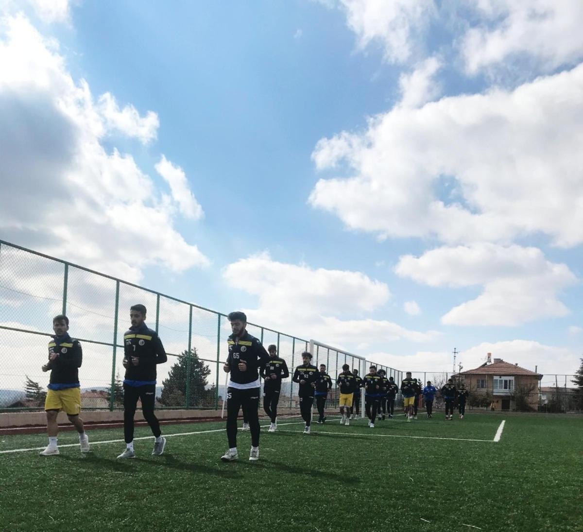 Vanlı &lsquo;Pelle&rsquo;nin oğlu hem antren&ouml;rl&uuml;k hem takım kaptanlığı yapıyor