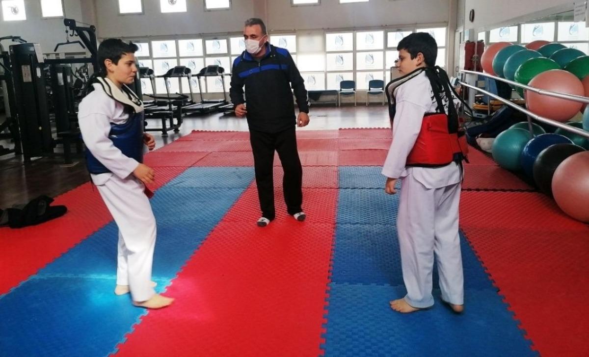 Yunusemreli taekwonducular &ccedil;alışmalarını s&uuml;rd&uuml;r&uuml;yor