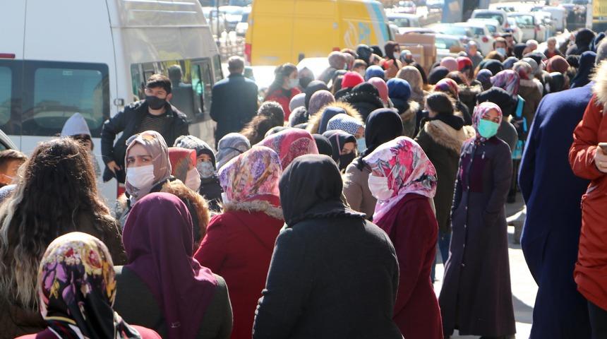 İndirimi duyan koronavirüsü unuttu! Metrelerce kuyruk oluştu