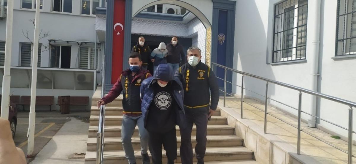 Bursa&rsquo;da &ccedil;alıntı kıyafetlerle PTT soygunu yapan hırsızlar yakalandı