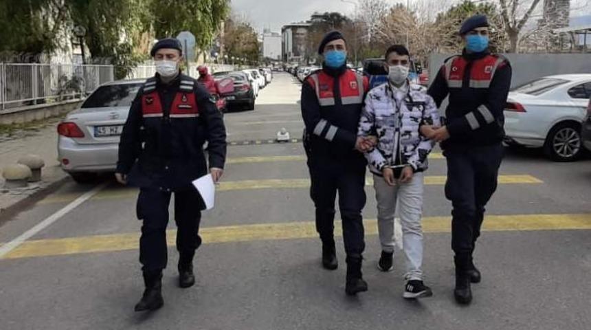 Girdiği evden altın ve d&ouml;viz &ccedil;alan hırsız tutuklandı