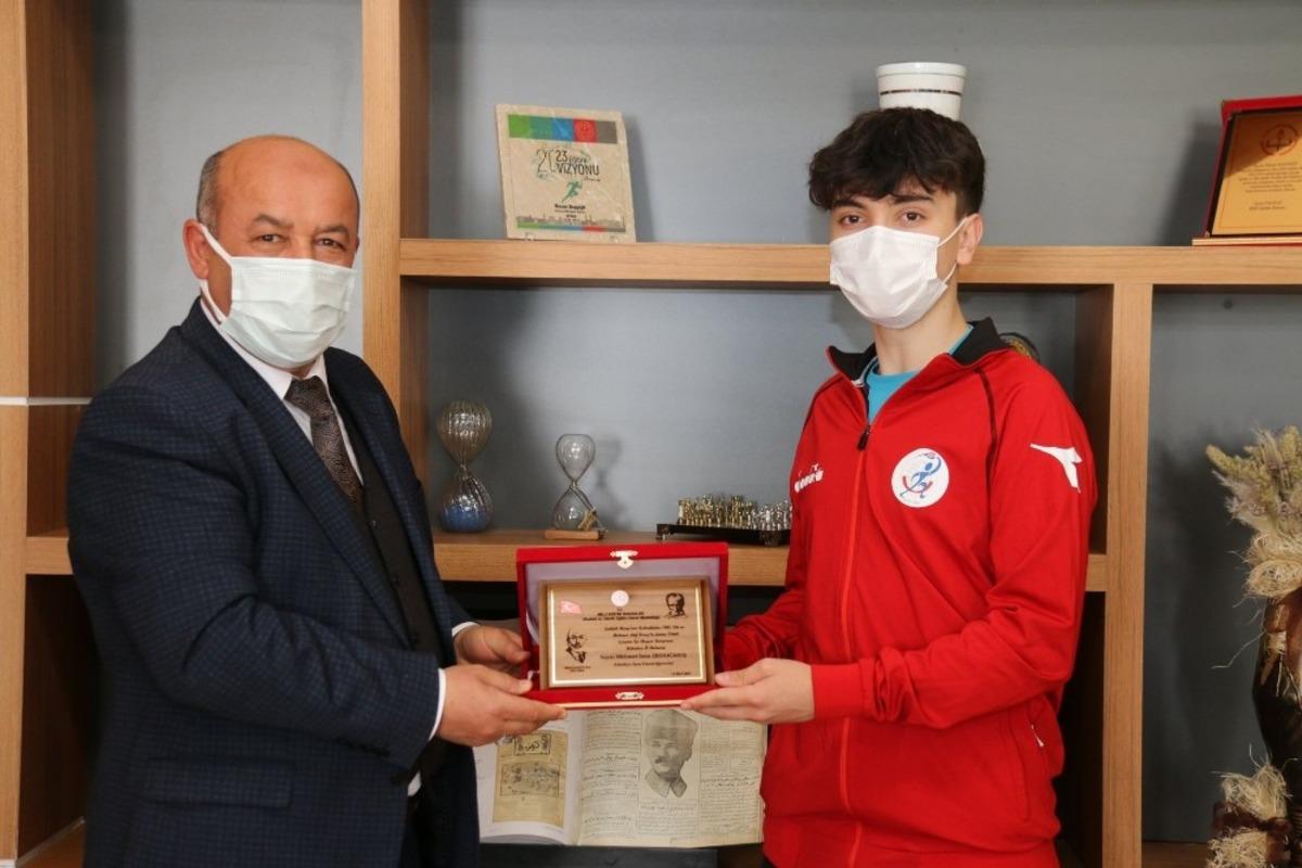 İstiklal Marşı slogan yarışmasında T&uuml;rkiye &uuml;&ccedil;&uuml;nc&uuml;s&uuml; K&uuml;tahya&rsquo;dan