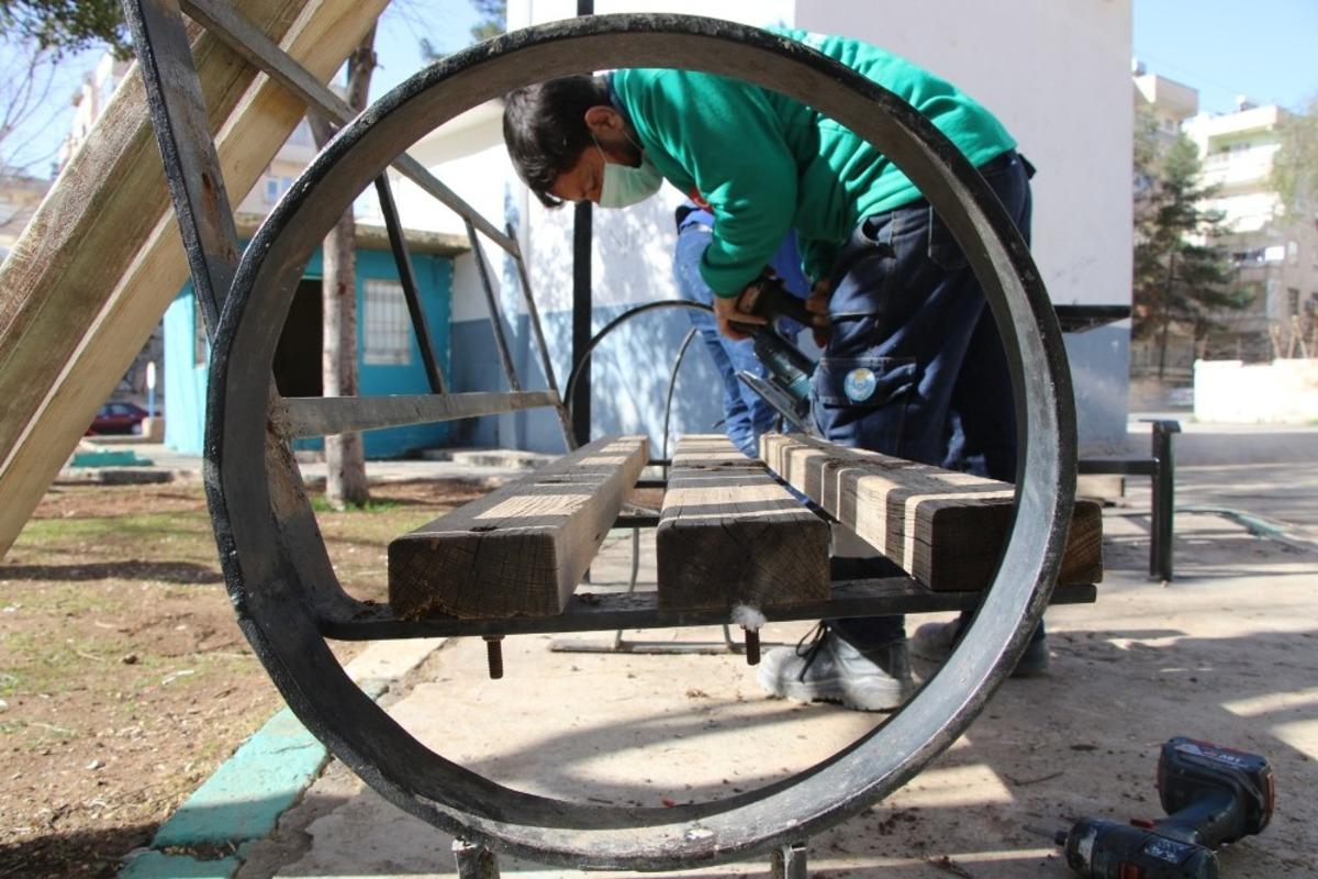 Parklardaki banklarda  geri d&ouml;n&uuml;ş&uuml;m &ccedil;alışması