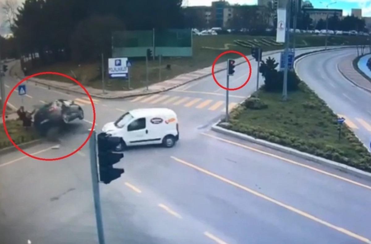 &rsquo;Kırmızı ışık ihlali&rsquo; faciası: 1 kişinin &ouml;ld&uuml;ğ&uuml;, 3 kişinin yaralandığı kaza kamerada