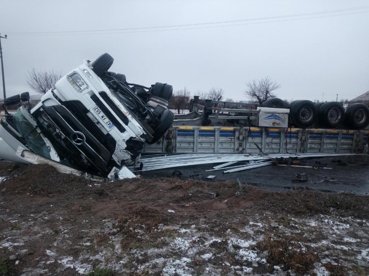 Şof&ouml;r&uuml;n direksiyon hakimiyetini kaybettiği tır devrildi
