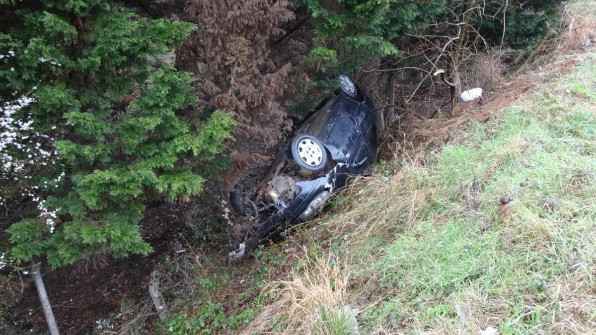 Pendik&rsquo;te korkutan kaza: &Ouml;nce s&uuml;r&uuml;klendi sonra şarampole yuvarlandı