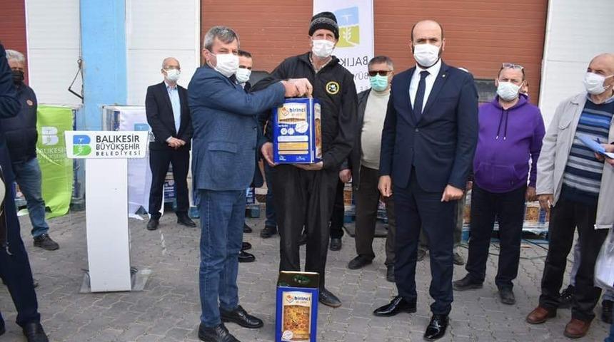 Manyas’ta arı üreticisine yem desteği