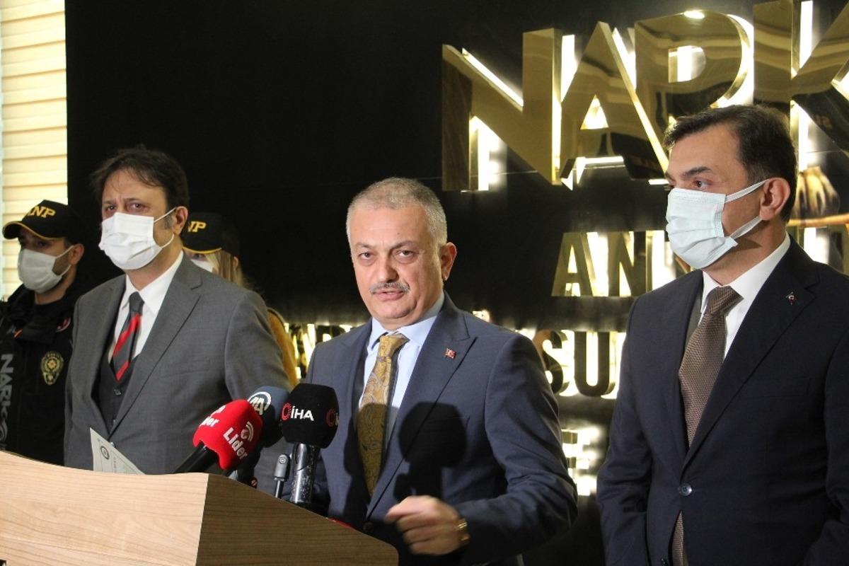 Antalya&rsquo;da uyuşturucu satıcılarına &lsquo;Mavi Bayrak&rsquo; operasyonu: 200 g&ouml;zaltı