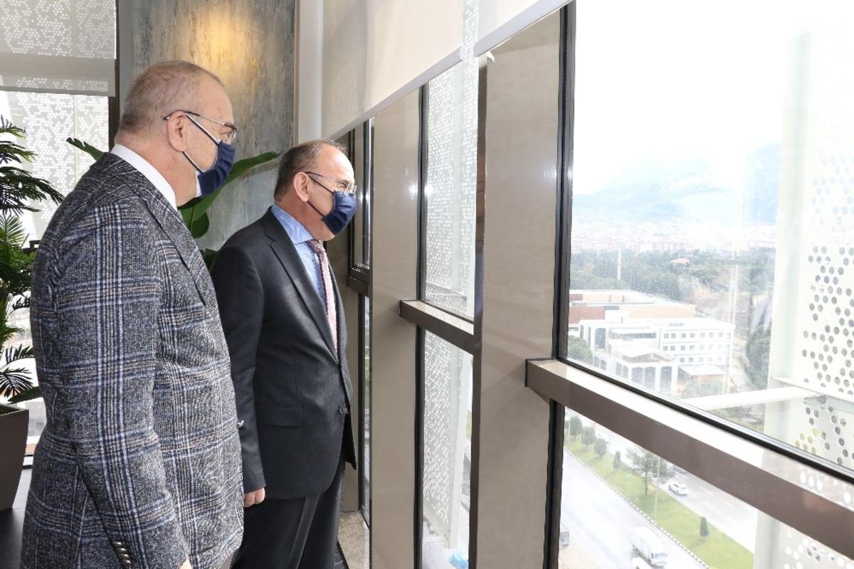 Vali Karadeniz yeni b&uuml;y&uuml;kşehir binasını inceledi