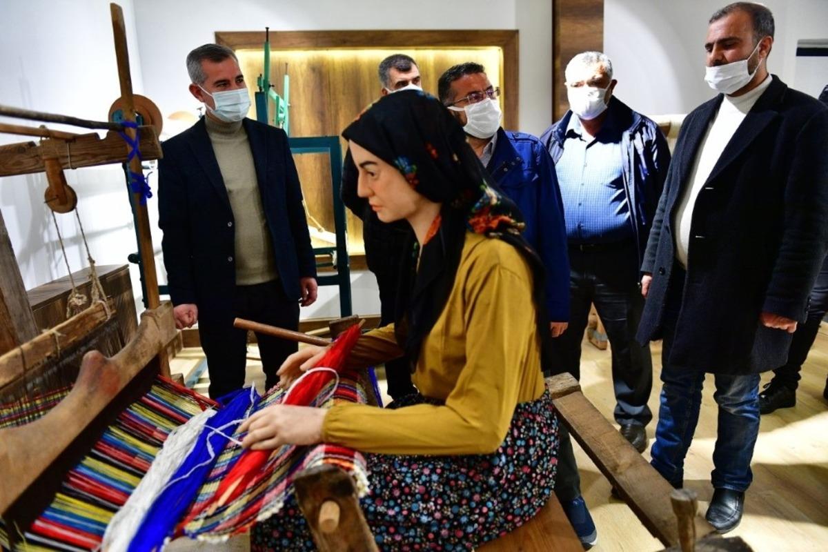 Yeşilyurt Belediyesi tekstil m&uuml;zesi ile ziyaret&ccedil;ilerini tarihi bir yolculuğa &ccedil;ıkarıyor