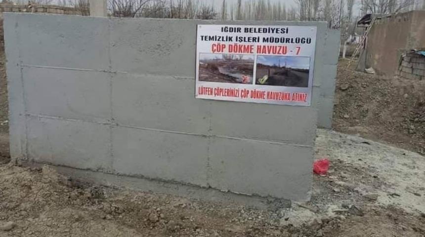 Tahliye kanalına d&ouml;k&uuml;len &ccedil;&ouml;plerin &ouml;n&uuml;ne ge&ccedil;mek i&ccedil;in &ccedil;&ouml;p havuzu yapıldı