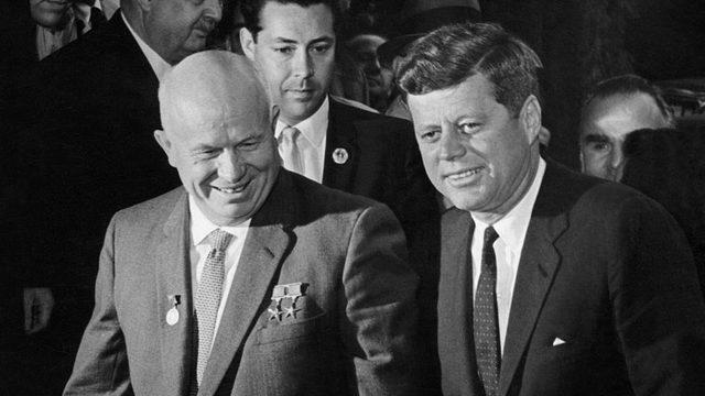 ABD Başkanı John F. Kennedy ve Sovyet lider Nikita Kruşçev, 1961