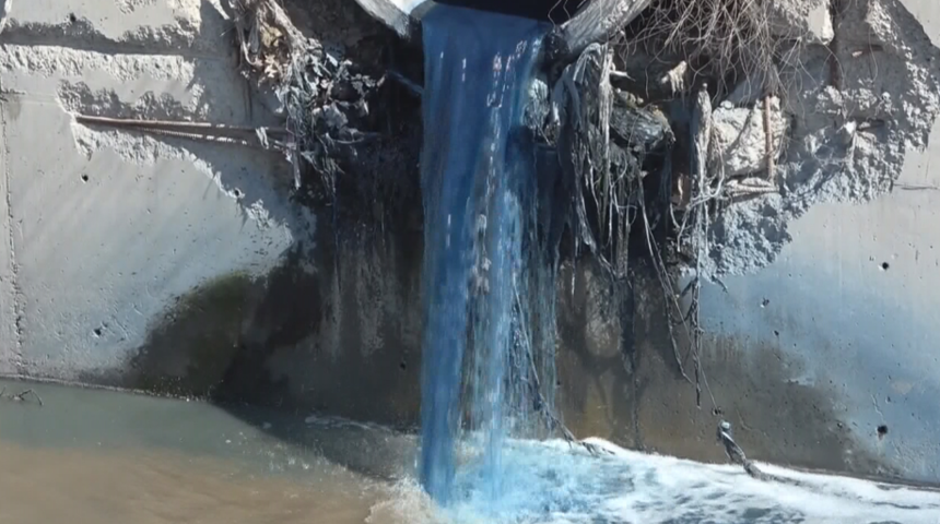 Korkutan görüntü! Mavi su akıyor, evde oturamıyorlar
