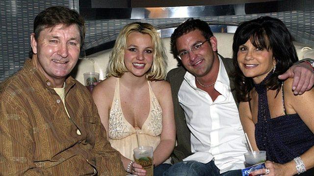 Spears'ın 13 yıl önce yaşadığı psikolojik sorunların ardından babası Jamie Spears (solda), kızının tüm mal varlığını yasal vasisi olarak kontrol ediyor.