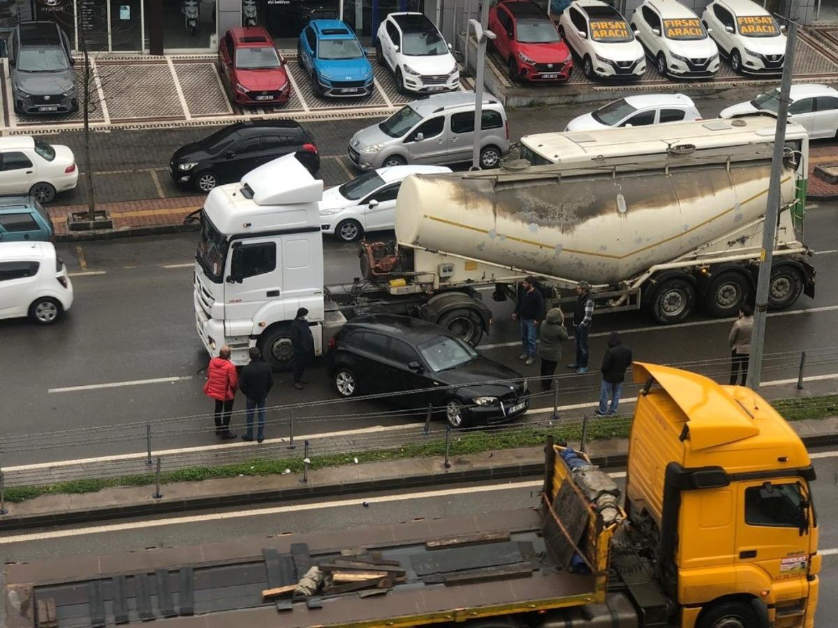 Tır ile otomobil &ccedil;arpıştı