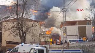 Son Dakika: Artvin'deki köyde yangın! 60'a yakın ev alev aldı